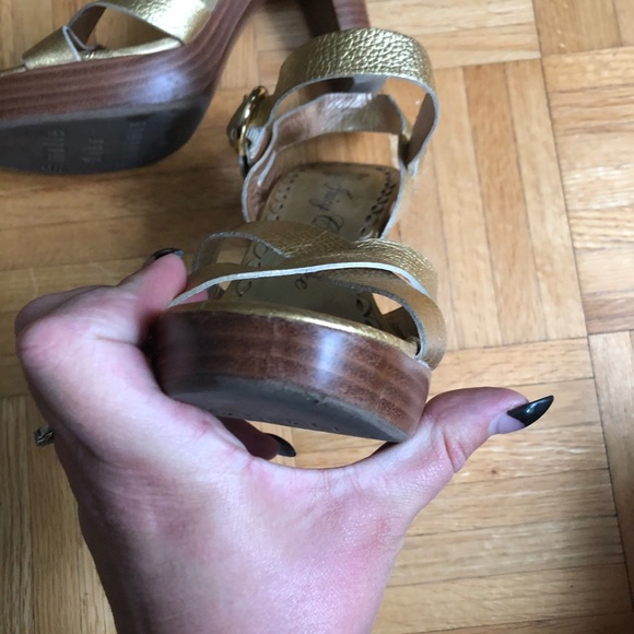 Gently worn gold pumps - Picture 5 of 8